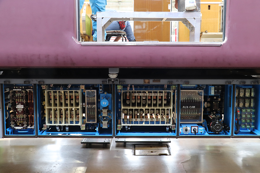 阪急電車の下にあるグレーの箱はどんな役割？ | 2025年12月 | 阪急沿線