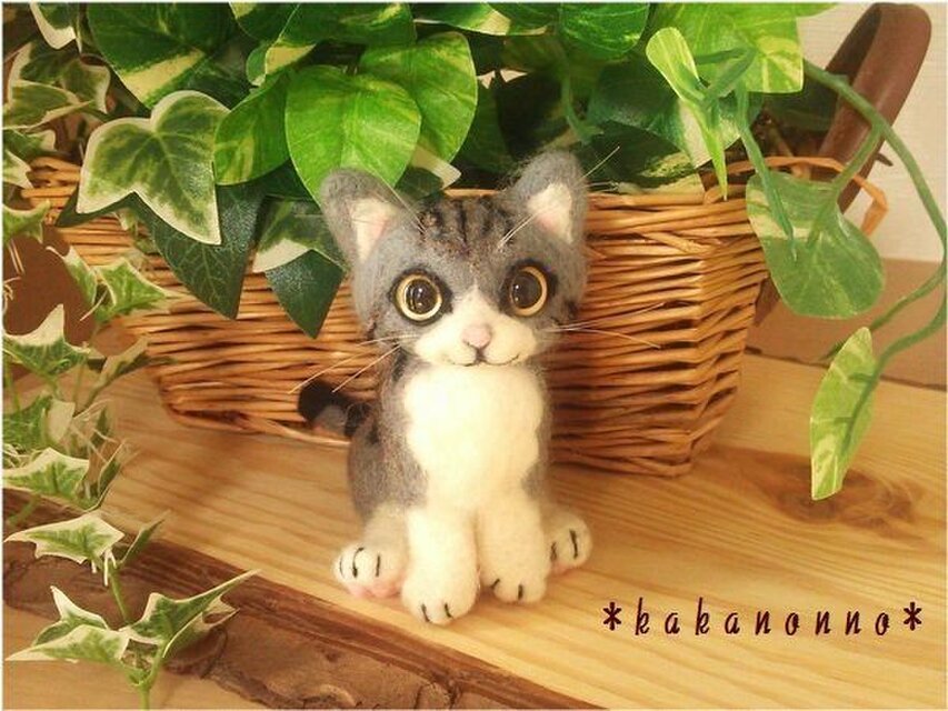 サバトラ猫 羊毛フェルトのぬいぐるみ(ハチワレ猫) お座りポーズ