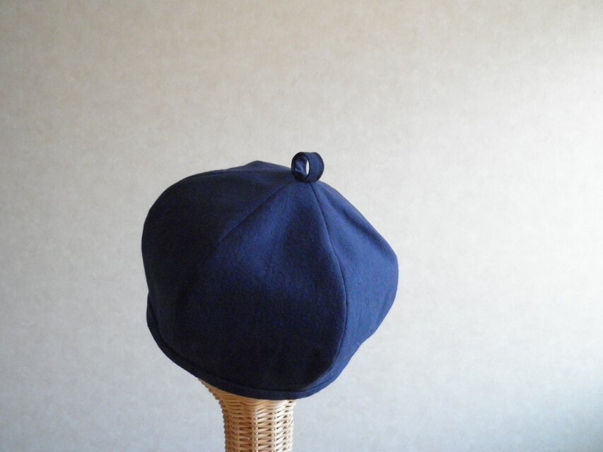 鳥さんの刺繍、ベレー帽 ネイビーのコットンリネン | iichi 日々の