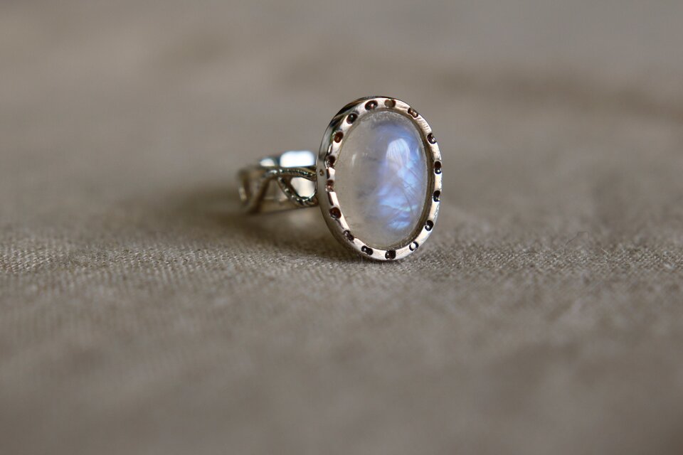 神秘的なシラーが美しい☆大きなホワイトラブラドライトのシルバー