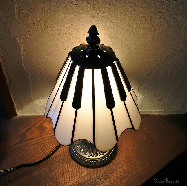 ピアノ モノトーン ステンドグラス ランプ 照明 卓上 スタンド | iichi