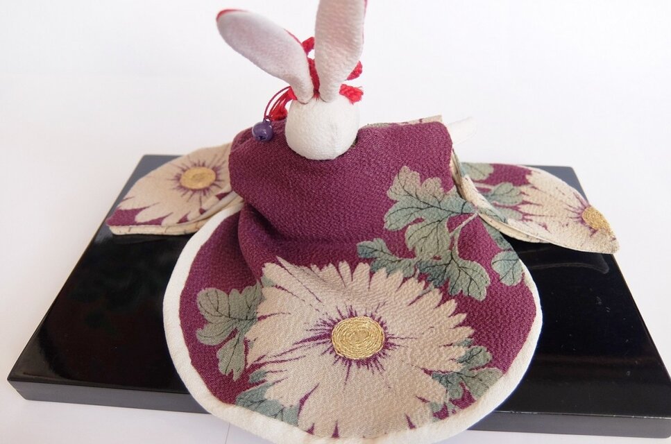 大輪の菊の振袖を着たうさぎさん | iichi 日々の暮らしを心地よくする