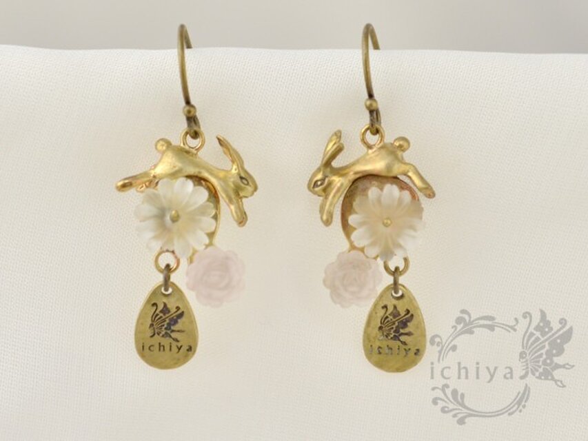 花うさぎピアス 水晶、ローズクォーツ、真鍮製 | iichi 日々の暮らしを