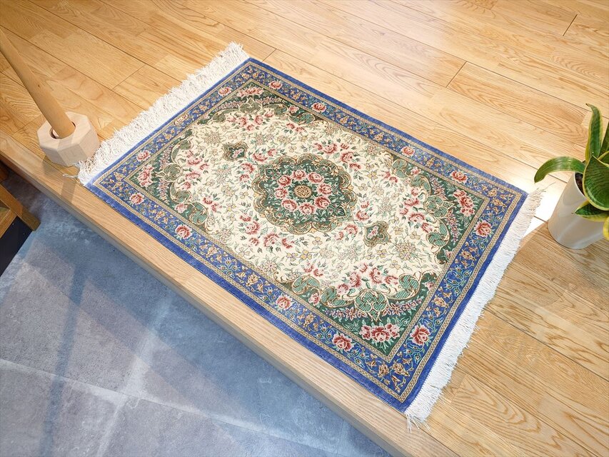 ペルシャ絨毯クム産シルク アハマディ工房 玄関マット 84x58㎝ ブルー