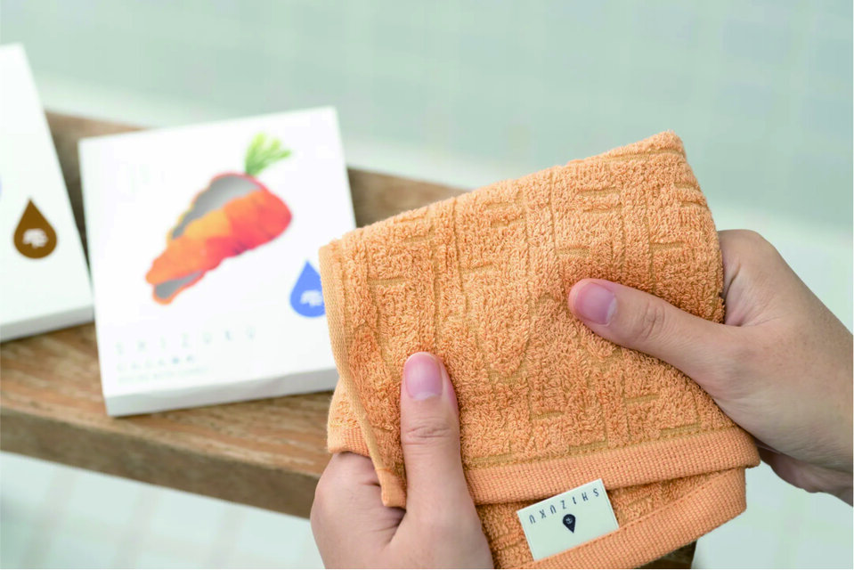 雫～SHIZUKU～】 にんじん染め タオルハンカチ | iichi 日々の暮らしを