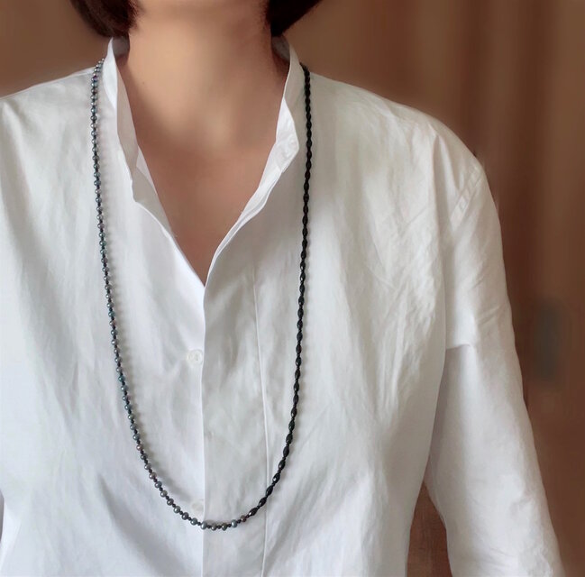 オニキスと淡水パールを使用した、ジェンダーレスデザインのロング