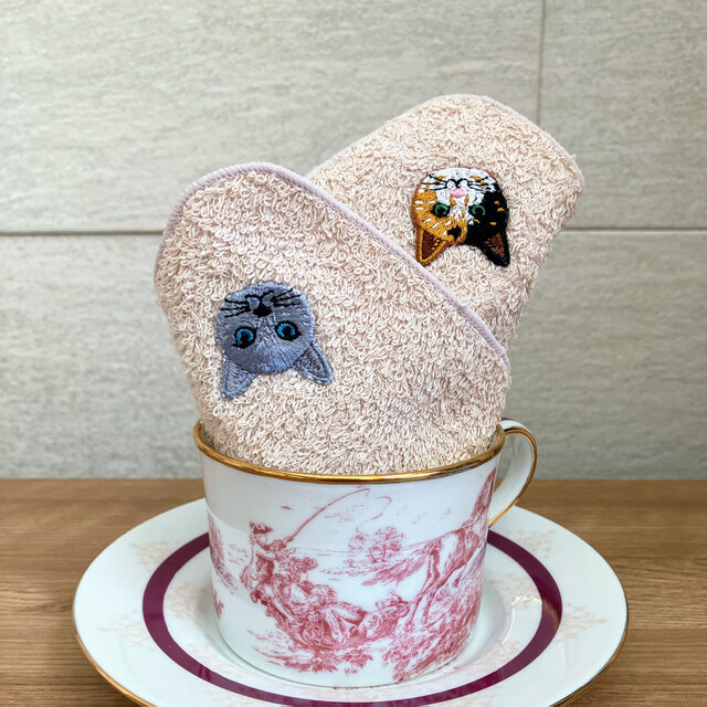 毛並みまでリアルな猫さん刺繍とカフェオレカラーの泉州ハンカチタオル