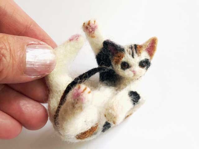 形状安定羊毛フェルト 三毛猫 「Hi!」 | iichi 日々の暮らしを心地よく