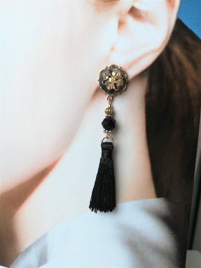 レジンカボションと黒タッセルの大人ピアス | iichi 日々の暮らしを
