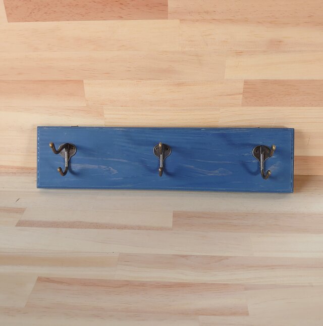 カントリーブルーのウォールハンガー、壁掛けフック、木製 | iichi
