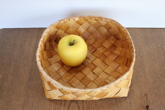 白樺の根かがりの丸かご 中 | iichi 日々の暮らしを心地よくする