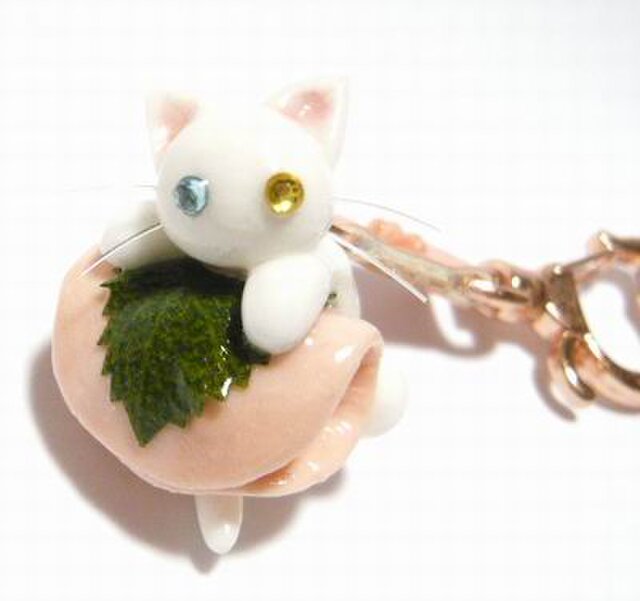 にゃんこのしっぽ○桜餅キーホルダー〇桜〇白猫オッドアイ | iichi