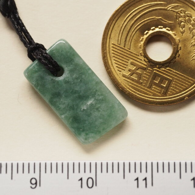 糸魚川翡翠 根付33 | iichi 日々の暮らしを心地よくするハンドメイドや