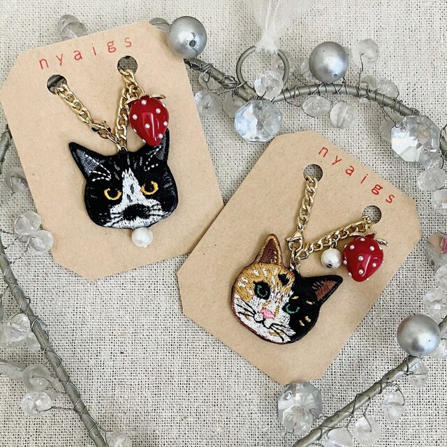 大きい粒いちごと猫さん刺繍のバッグチャーム✩.*˚ | iichi 日々の