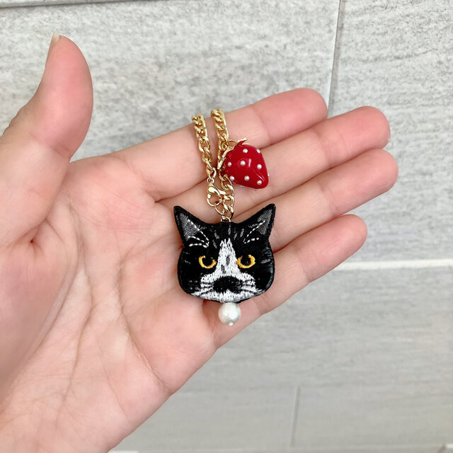 大きい粒いちごと猫さん刺繍のバッグチャーム✩.*˚ | iichi 日々の