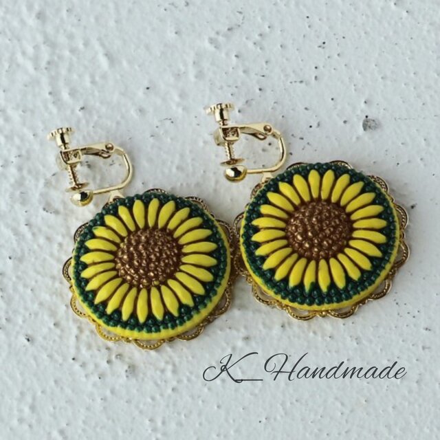 チェコガラスボタン ひまわりのイヤリング | iichi 日々の暮らしを