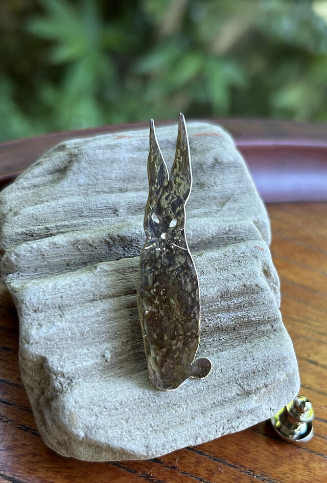 ウサギのスミ」兎◇真鍮鍛金ピンバッジ | iichi 日々の暮らしを