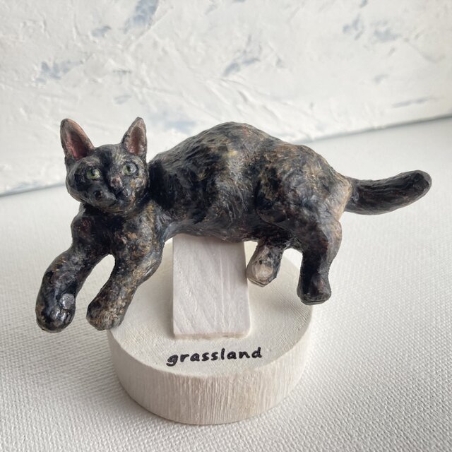 置物用の台付・木彫りの寝・飯猫のブローチ（さびちゃん） | iichi