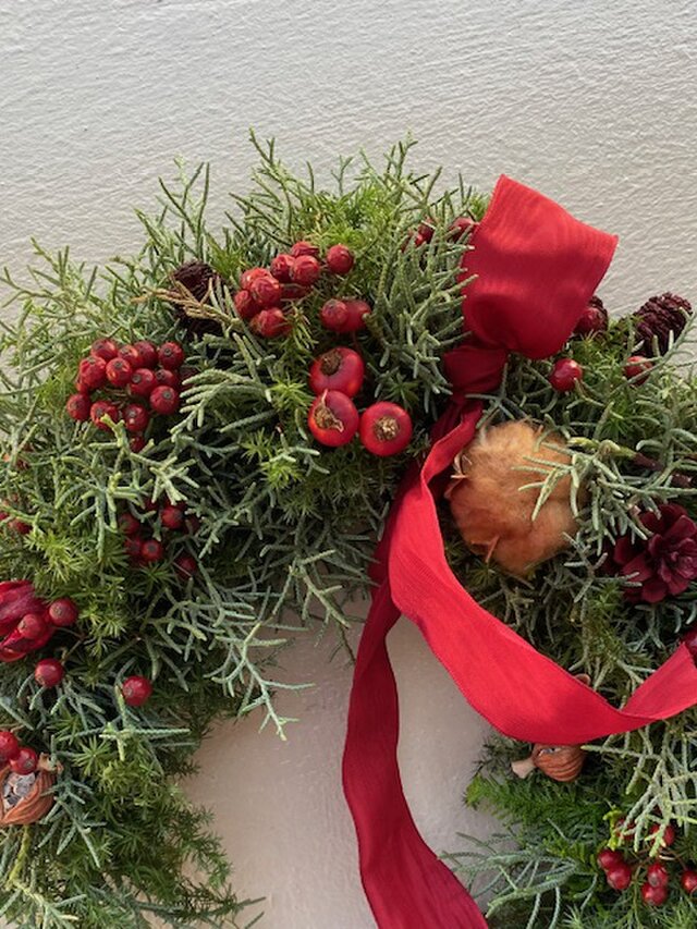 魔除けの馬蹄型リース 赤い実 クリスマスからお正月も | iichi 日々の