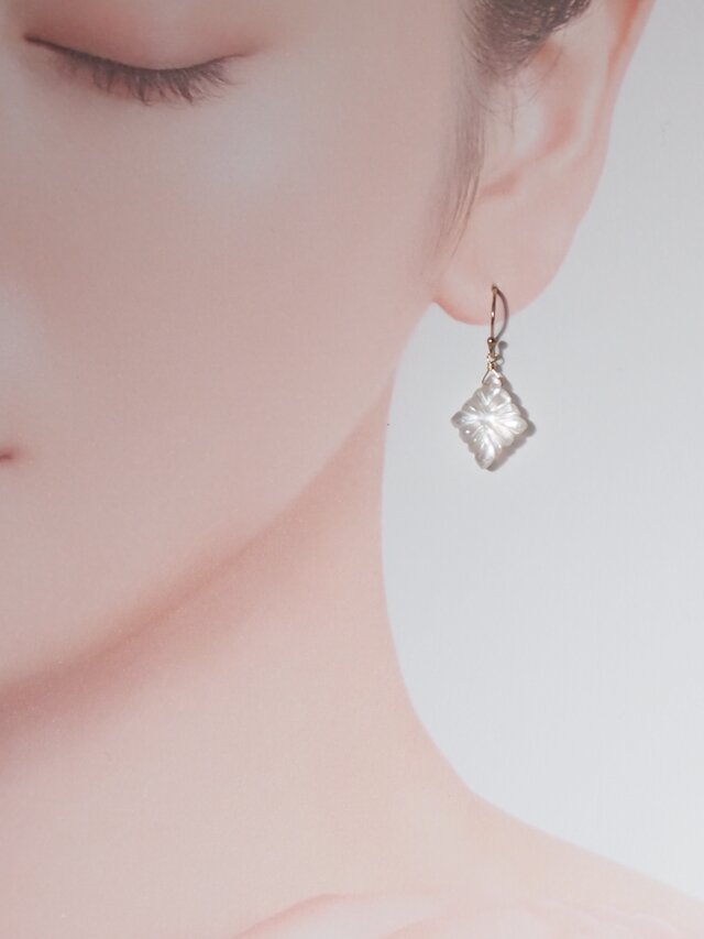 ローゼンジカービングクリスタルのシンプルピアス（14kgf