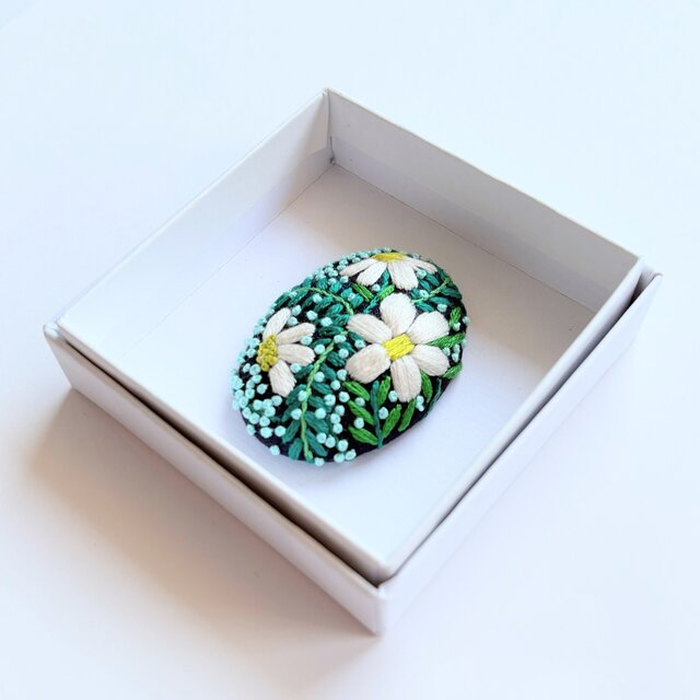 小さなお花の刺繍ブローチ・botanical#381 | iichi 日々の暮らしを
