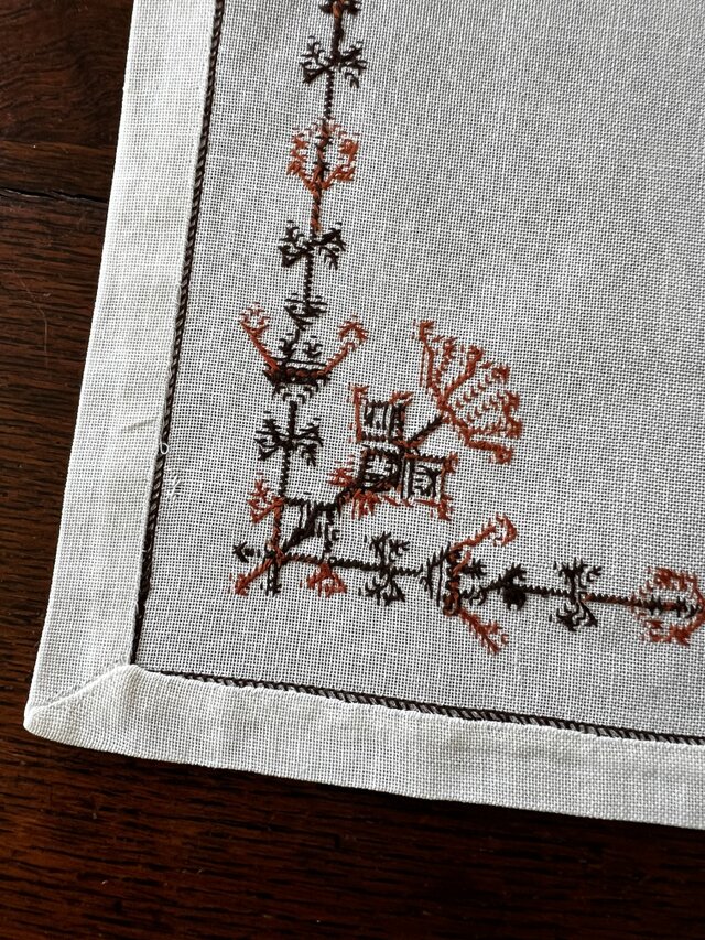 刺繍テーブルセンター、真四角、茶系クロスステッチ | iichi 日々の