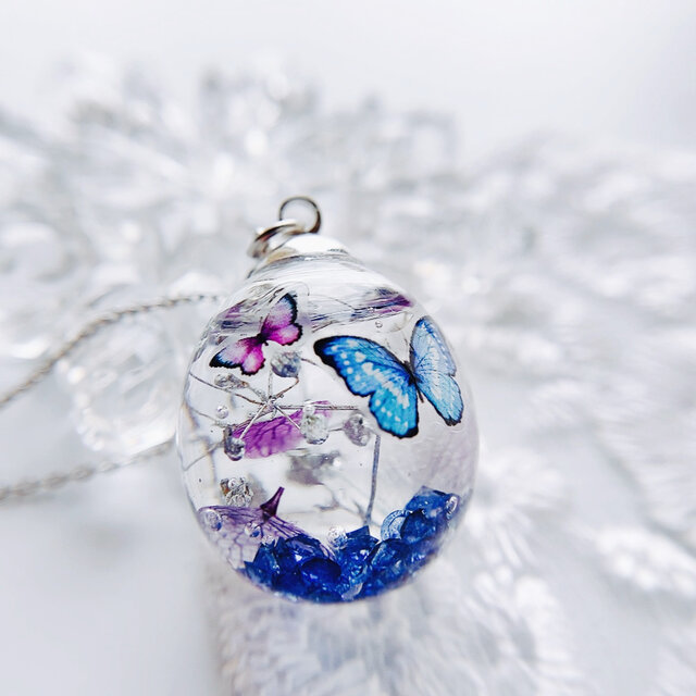 mystic purple 紫陽花とモルフォ蝶のガラスドーム ネックレス | iichi