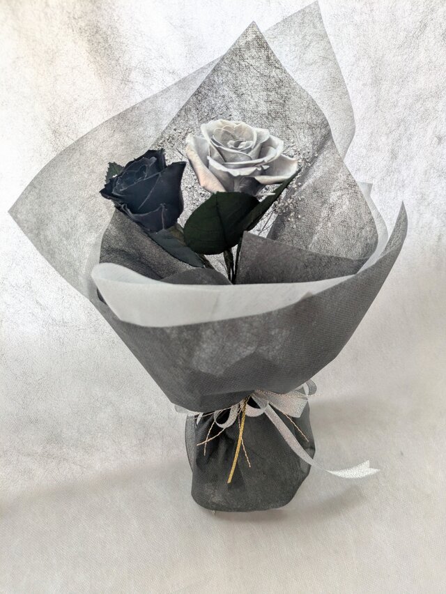 プリザーブドフラワー黒薔薇とシルバーローズの花束ギフト／黒薔薇の