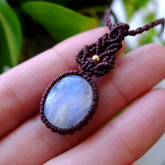 ムーンストーン（スリランカ産）ブルーシラーが美しい天然石 マクラメ