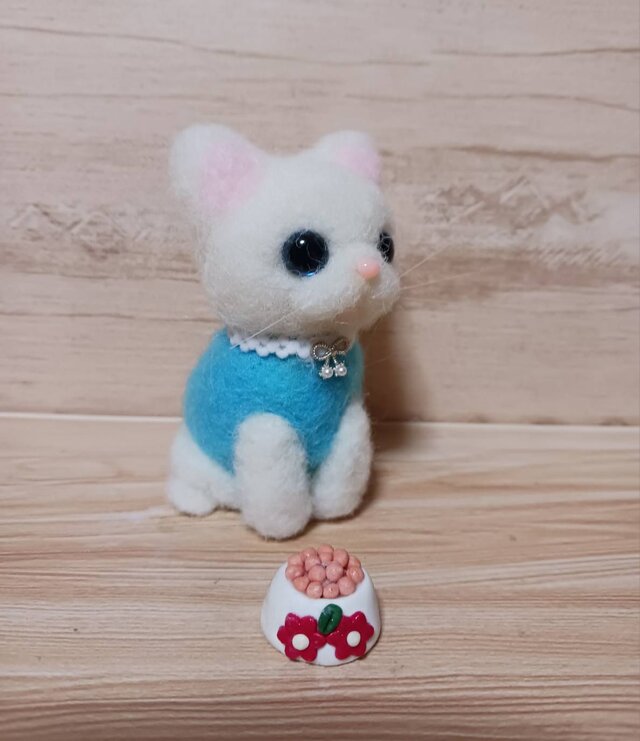 羊毛フェルト アイブルーの目にスカイブルーの服着た白猫ちゃん 餌付き