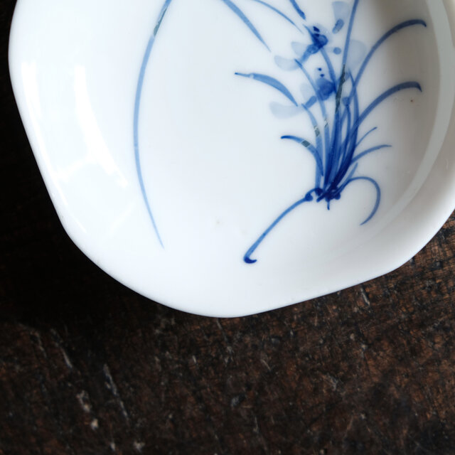 素朴な絵付け◇菖蒲の花。瀬戸焼 花文染付小皿 骨董・antiques 古道具