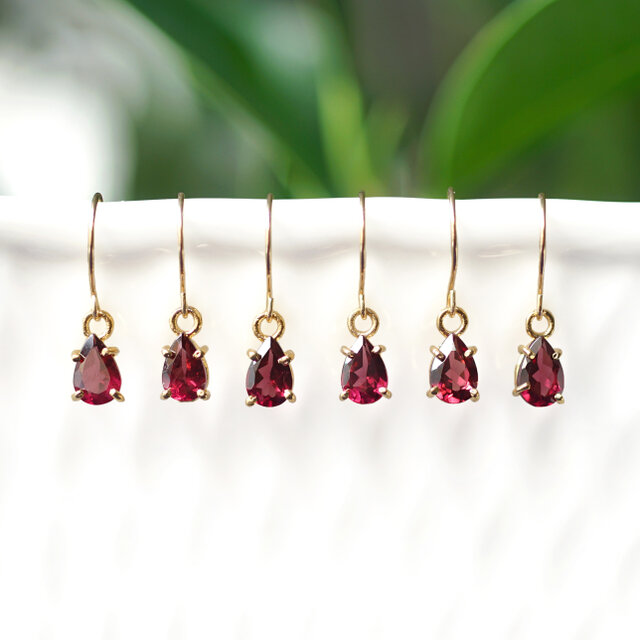 ロードライトガーネットのペアシェイプカット爪留めピアス・サージカル