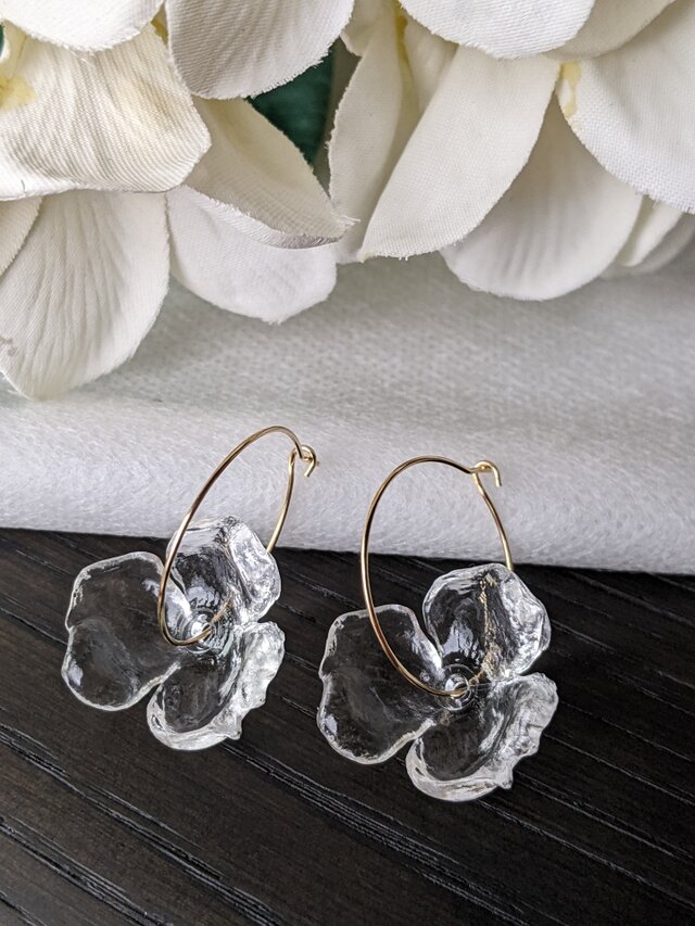 透明感ある涼しげなフラワーフープデザインピアスorイヤリング *Ice