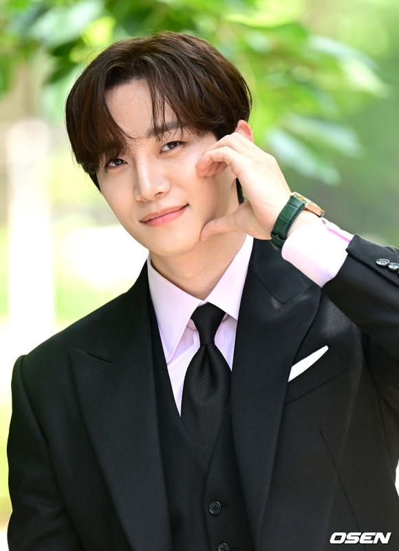 PHOTO】2PM ジュノ、ニュース番組に出演するため放送局へ…爽やかな頬