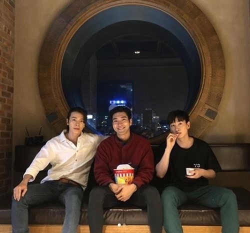 SUPER JUNIOR シウォン＆ドンヘ＆ウニョク、心温まる友情ショットを