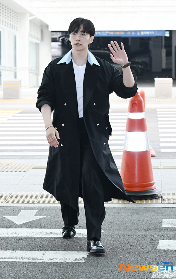 PHOTO】2PM ジュノ、海外スケジュールのためスイスへ出国