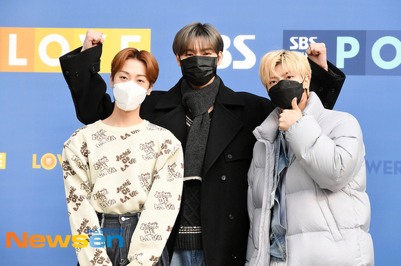 PHOTO】ONEWE ドンミョン＆ヨンフン＆カンヒョン、ラジオ出演のため