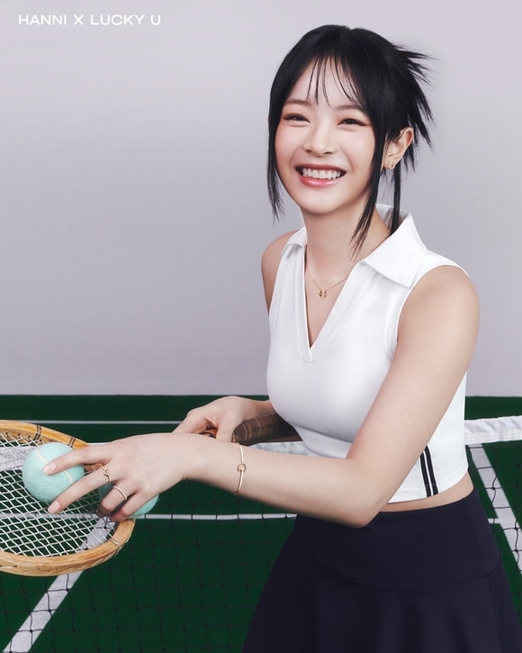 NewJeans、可愛すぎるテニスルック！ジュエリーブランド「STONEHENgE