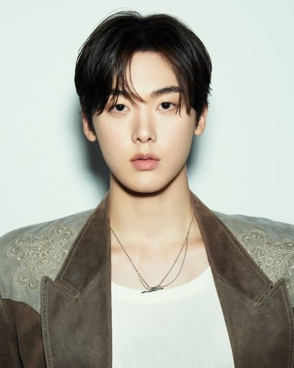 ASTRO ユンサナ、新プロフィール写真を公開…多彩なビジュアルで異なる