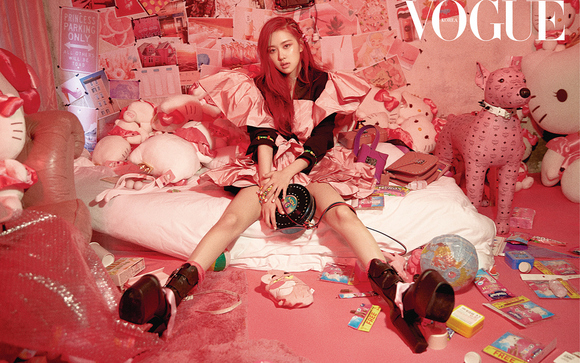 BLACKPINK「ハローキティ」と一緒に…キュートなグラビアが話題 - Kstyle