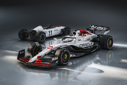 レッドブルRB21日本GP限定”日の丸”カラーのフェルスタッペン車、早くも