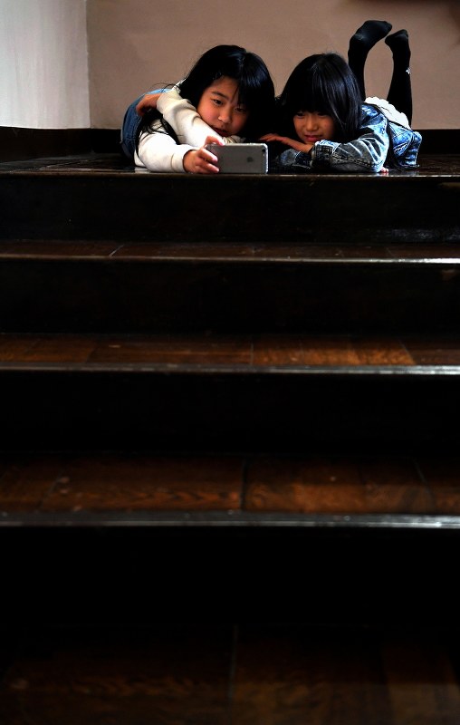 フォトスクランブル：札幌で「タイムトラベル小学校」 廃校舎に響く