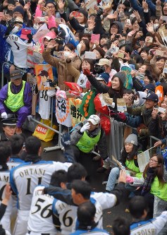 プロ野球：日本ハム優勝パレードに13万8000人 札幌 [写真特集7