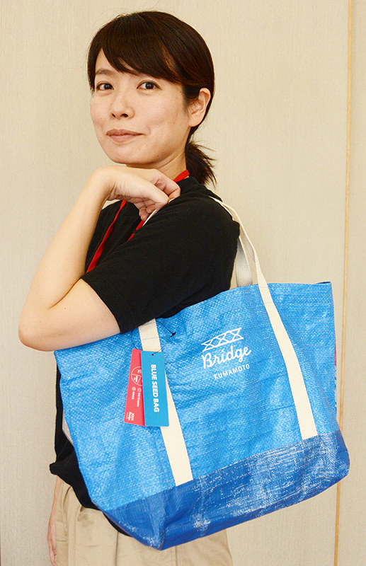 熊本地震：復興へブルーシートをバッグに再生 鳥取と協働 | 毎日新聞