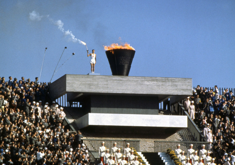 eye：64年の五輪聖火リレー 東京へ、熱狂とともに [写真特集2/15
