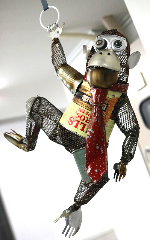 アート：「中吊りの日々」富田菜摘さん個展 電車内の浮遊感、モノクロ