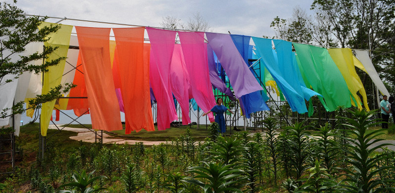 滋賀・箱館山に「虹のカーテン」 高島ちぢみ195枚風にそよぐ | 毎日新聞