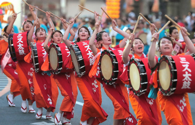 サッコラ、チョイワヤッセ」の掛け声響かせ 「盛岡さんさ踊り」始まる