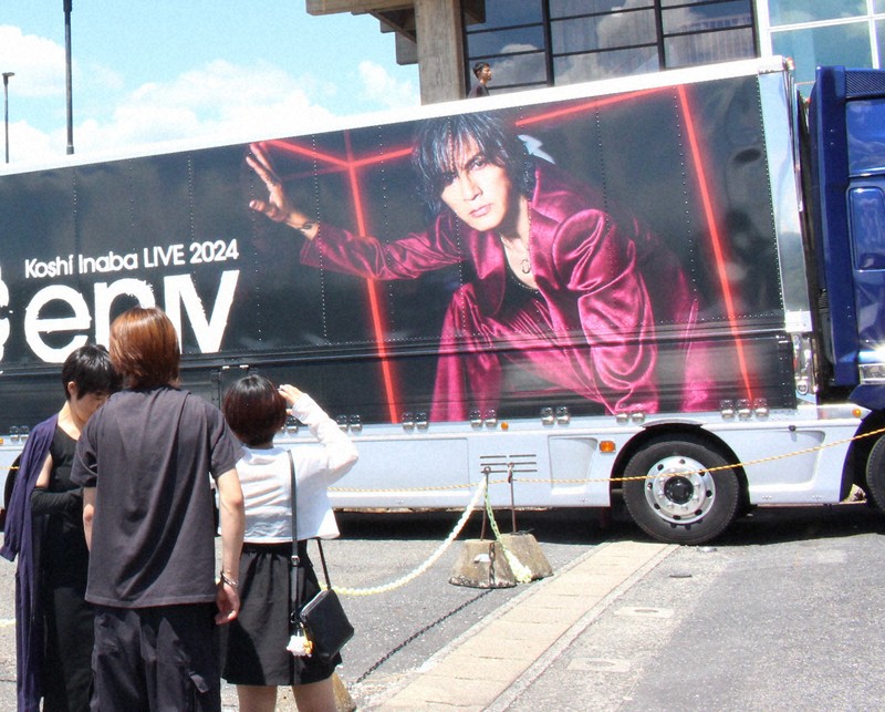 B′z稲葉浩志さん、故郷で初ソロライブ 場外ファンも聖地満喫 | 毎日新聞