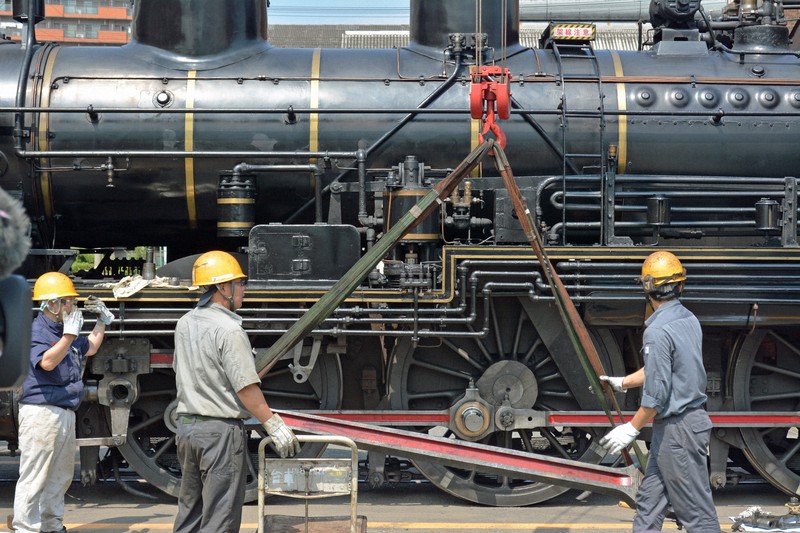 SL人吉の蒸気機関車「ハチロク」 小倉での見学会にファン集う | 毎日新聞